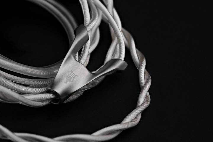 Meze Audio ASTRU Titanium Single Dynamic Driver IEM – 10mm Gold-Coated Diaphragm, Full Titanium CNC Shell, LC-OFC 4.4mm Balanced Cable, 5Hz-35kHz 32Ω Audiophile In-Ear Monitors