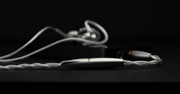 Meze Audio ASTRU Titanium Single Dynamic Driver IEM – 10mm Gold-Coated Diaphragm, Full Titanium CNC Shell, LC-OFC 4.4mm Balanced Cable, 5Hz-35kHz 32Ω Audiophile In-Ear Monitors