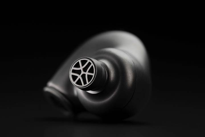 Meze Audio ASTRU Titanium Single Dynamic Driver IEM – 10mm Gold-Coated Diaphragm, Full Titanium CNC Shell, LC-OFC 4.4mm Balanced Cable, 5Hz-35kHz 32Ω Audiophile In-Ear Monitors